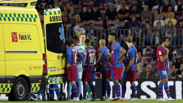 Barcelona’s Ronald Araujo taken to hospital with concussion after clash of heads